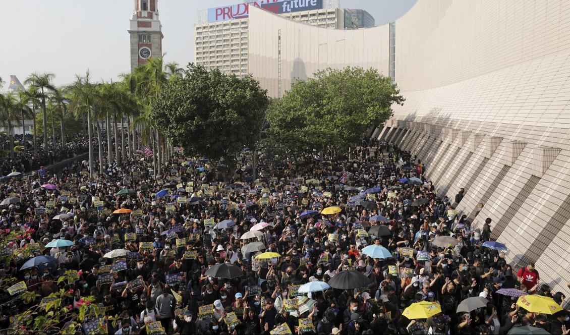 Demokratiaktivister samlas i Hongkong under söndagen. Foto: Max Au/HK01 via AP/TT