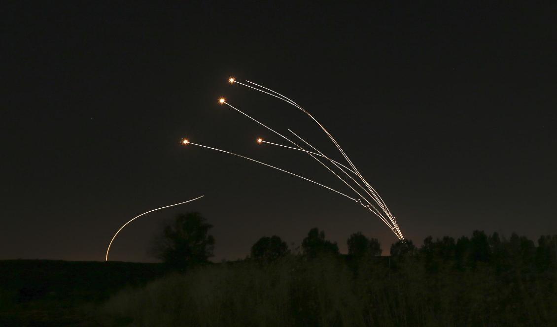 Det israeliska luftvärnssystemet Iron Dome attackerar palestinska raketer under en stridshandling i maj. Foto: Ariel Schalit/TT-arkivbild