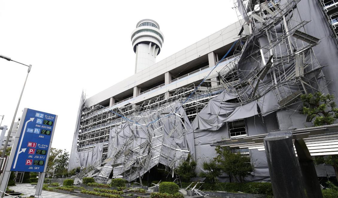 Ställningar vid Hanedaflygplatsen i Tokyo har skadats av den tropiska cyklonen Faxai. Foto: AP/TT