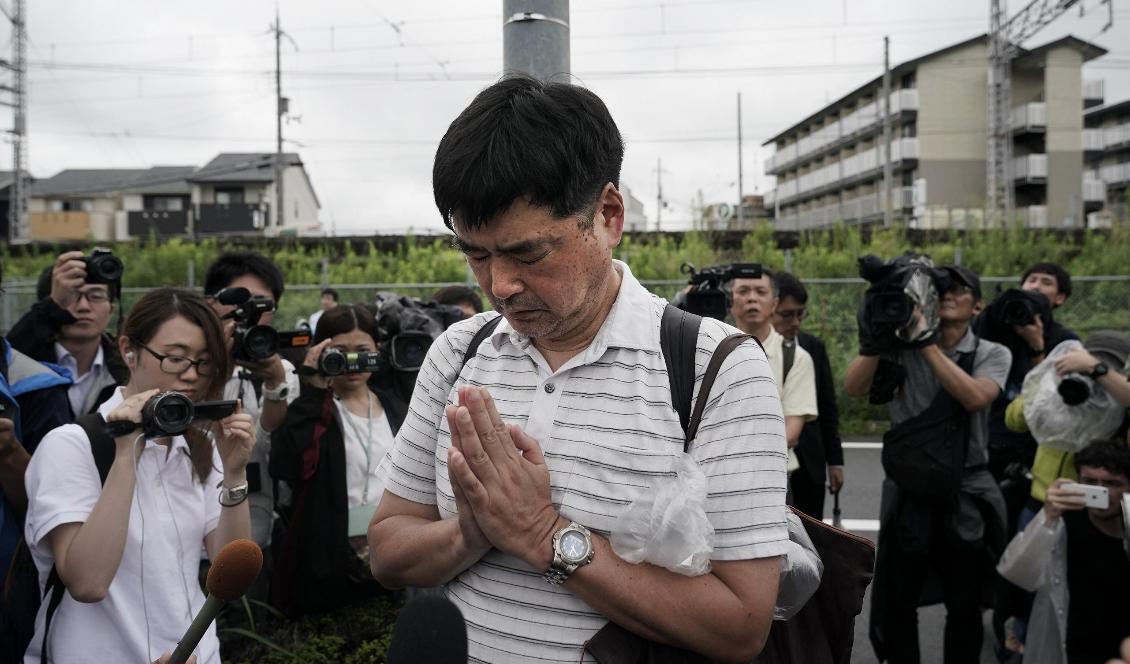En man ber för offren vid animationsstudion Kyoto Animation dagen efter den förödande branden. Foto: Jae C. Hong/AP/TT
