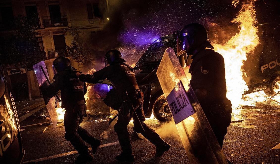 
Kravallpolis på Barcelonas gator under onsdagskvällen. Foto: Bernat Armangue/AP/TT                                                