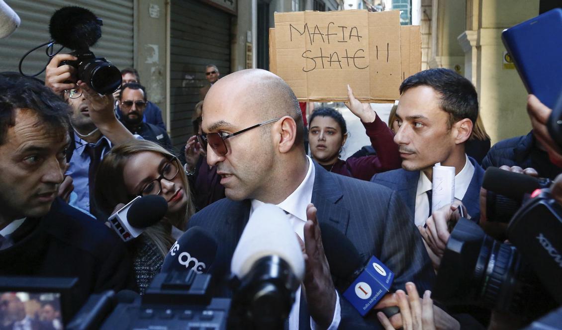 Den maltesiske affärsmannen Yorgen Fenech möter allmänheten i Valletta efter att ha försökt blanda in regeringens tidigare stabschef i mordkomplotten i domstol. Foto: Stringer/AP/TT