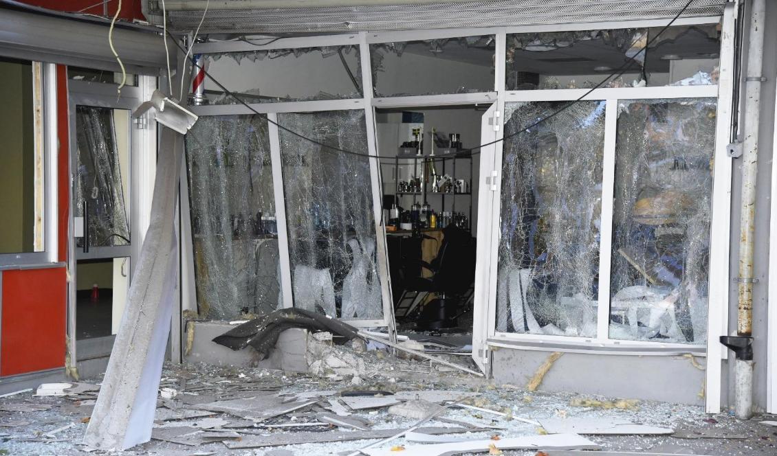En explosion inträffade i natt vid en frisörsalong i centrala Märsta. Foto: Marko Säävälä/TT