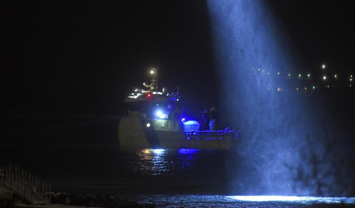 
Båtar och helikoptrar deltar i en sökinsats. Foto: Rune Stoltz Bertinussen/NTB Scanpix/TT                                                