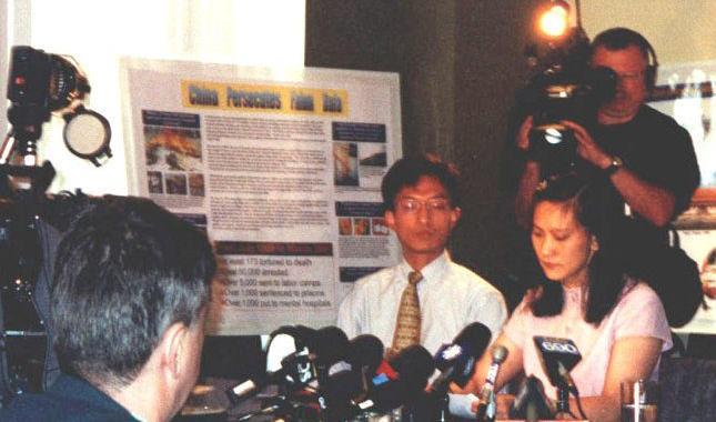 



















Vid en presskonferens i Montreal den 22 juni 2001, berättar Ying Zhu, t.h. om vad som hade hänt henne i Kina. Över 20 medier dök upp på presskonferensen. Foto: Epoch Times                                                                                                                                                                                                                                                                                                                                                                                                                                                                                                                                                                                                                                                                                                                                                                                                                                                                                                                                                                                                