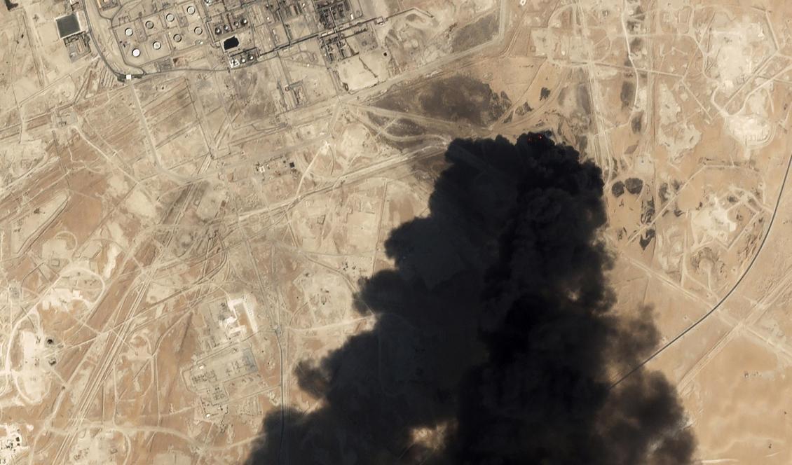 Tjock svart rök steg i lördags från Saudi Aramcos oljeanläggning i Abqaiq. Foto: Planet Labs/AP/TT-arkivbild