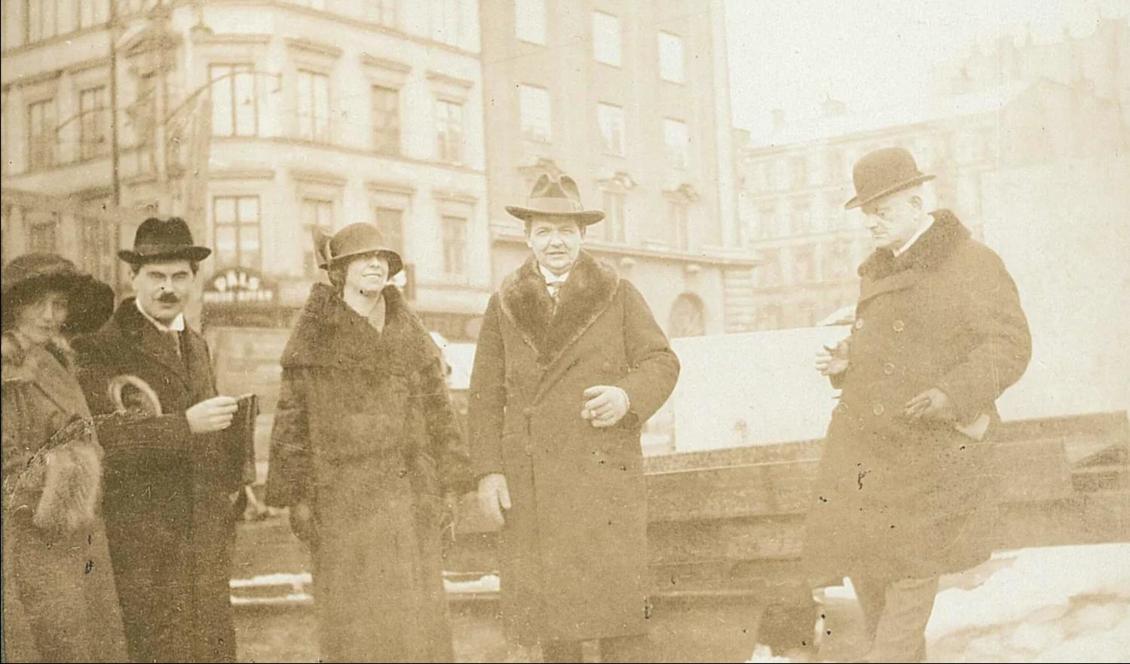 







Jean Sibelius, längst till höger, besöker bygget av Konserthuset vid Hötorget 1924. Vid samma besök ledde han Kungliga Filharmonikerna i uruppförandet av Symfoni nr 7. Foto: Konserthuset i Stockholm/ Kungliga Filharmonikerna                                                                                                                                                                                                                                                                                                                                                                                                