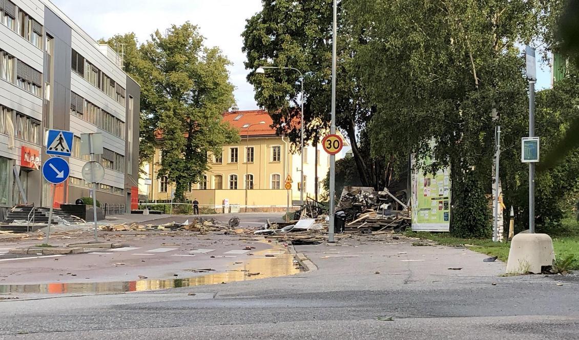 Ett stort område spärrades av i Solna under natten, sedan en mindre restaurangbyggnad exploderat och en brand uppstått. Foto: Tove Eriksson/TT