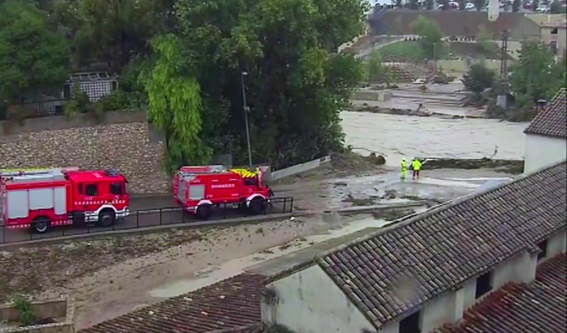 Räddningsarbete pågår i staden Ontiyente i Spanien. Foto: TT/AP