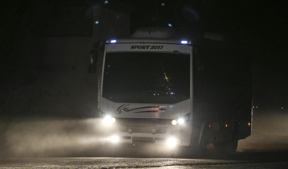 En buss med tillfångatagna IS-medlemmar korsar gränsen från Syrien till Turkiet den 18 oktober. Foto: Emrah Gurel/AP/TT-arkivbild