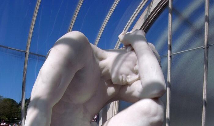 Kain begick det först mordet och han valde att göra ont. Kain: "Mitt straff är tyngre än vad jag kan bära".Skulptur från ca 1899 av Edwin Roscoe Mullins. Glasgows botaniska trädgård, Kibble Palace.