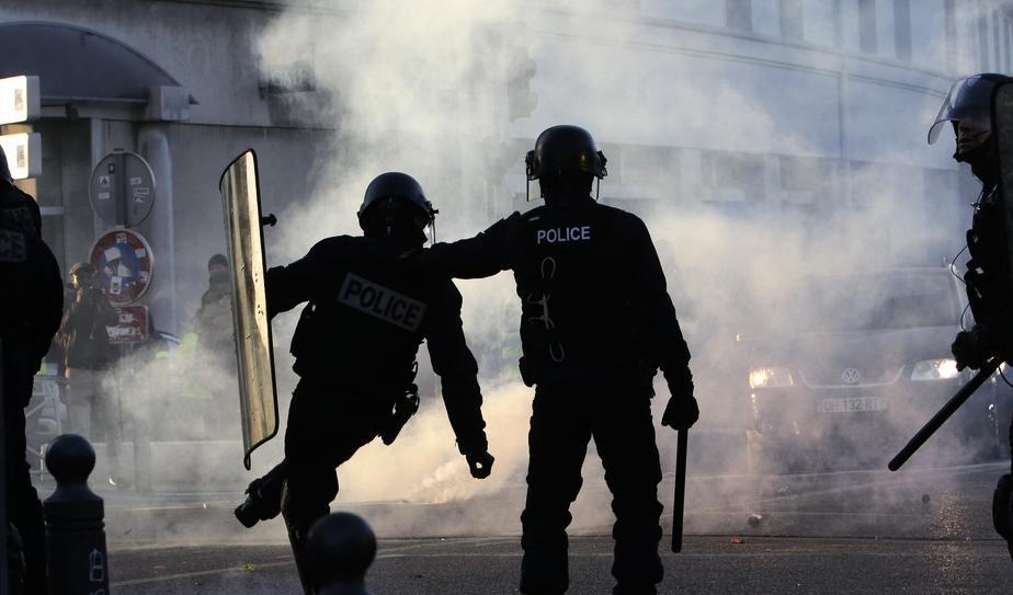 Kravallpolis i Marseille i södra Frankrike sparkar iväg en av polisens tårgasgranater. Bilden är från sammandrabbningar i samband med en av Gula västarnas manifestationer i januari i fjol. Foto: Claude Paris/AP/TT