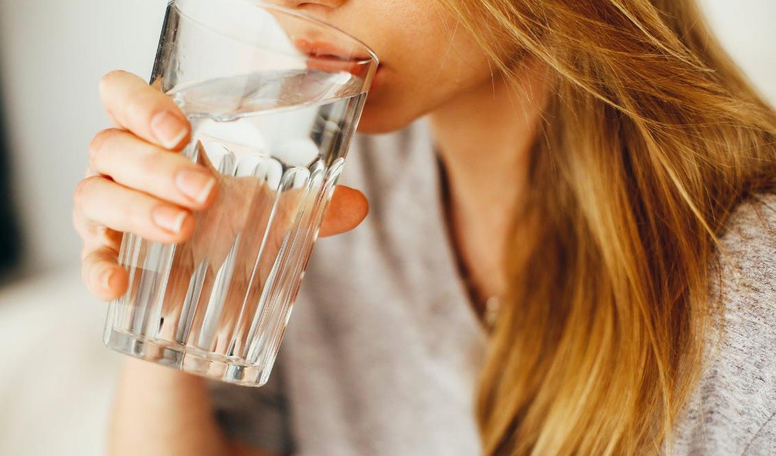Att dricka tillräckligt med vatten varje dag hjälper allt från viktminskning till ökat fokus, och till och med sjukdomar. Foto: Daria Shevtsova