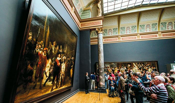 









Besökare på Rijksmuseum i Amsterdam tittar på Rembrandts "Nattvakten"  17 maj 2015. Foto: Robin Van Lonkhuijsen/AFP/Getty Images                                                                                                                                                                                                                                                                                                                                                                                                                                                                                                