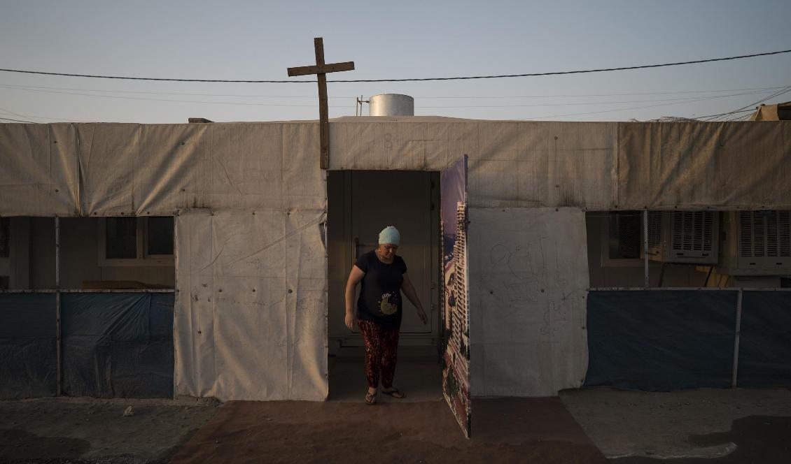 En kvinna i ett läger för kristna flyktingar i Erbil i Irak. Fyra anställda vid en organisation som arbetar för att hjälpa kristna i Irak har försvunnit i Bagdad. Foto: Felipe Dana/AP/TT-arkivbild