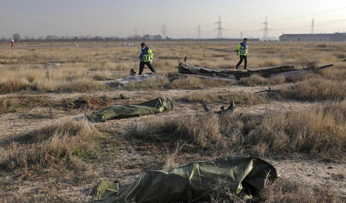 Räddningsarbetare vid platsen där det ukrainska planet kraschade i onsdags. Foto: Ebrahim Noroozi/AP/TT-arkivbild