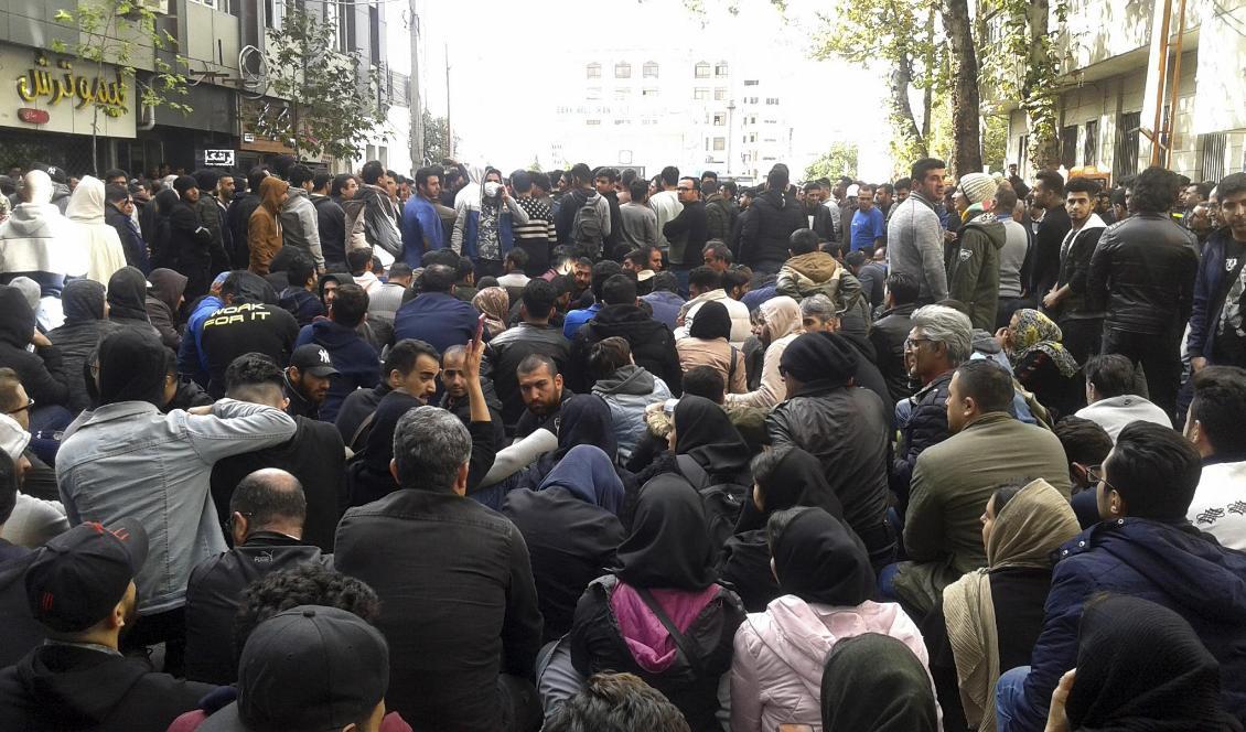 Kraftigt höjda bensinpriser fick iranier att demonstrera. I tre dagar demonstrerade de, innan myndigheterna slog till. Flera tusen är fängslade och över 300 dödades, uppger Amnesty International. Foto: Mostafa Shanechi/AP/TT-arkivbild