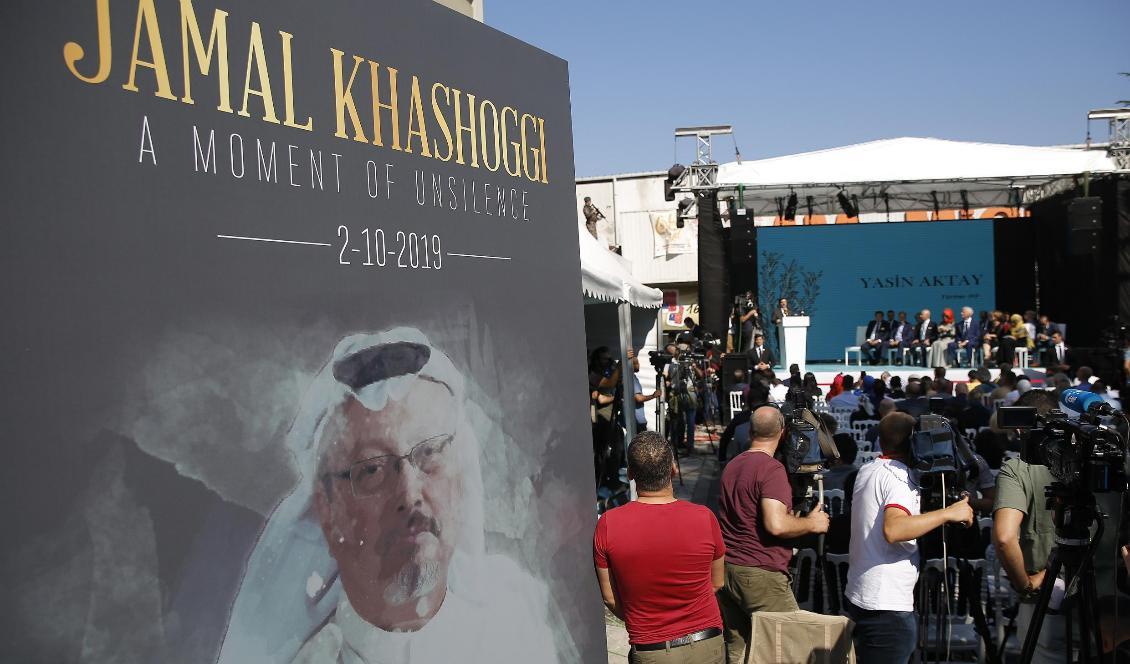 En bild på Jamal Khashoggi vid en ceremoni i höstas, ett år efter hans död. Foto: Lefteris Pitarakis/AP/TT-arkivbild