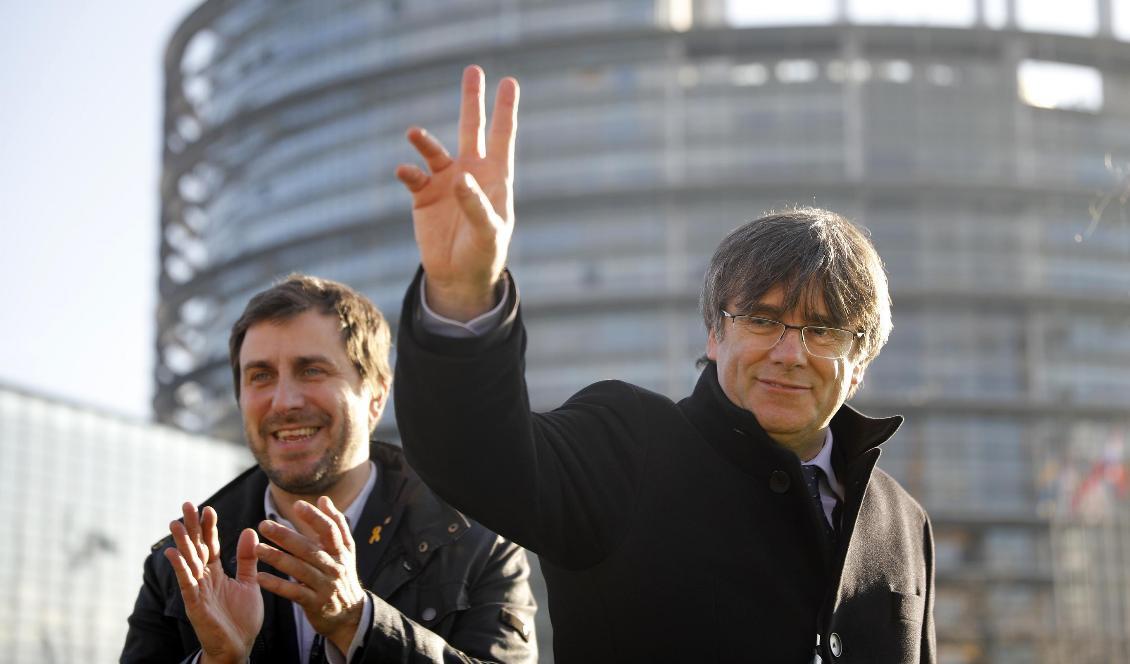 De katalanska exilpolitikerna Antoni Comin (till vänster) och Carles Puigdemont (till höger) framför EU-parlamentet i Strasbourg. Foto: Jean-Francois Badias/AP/TT