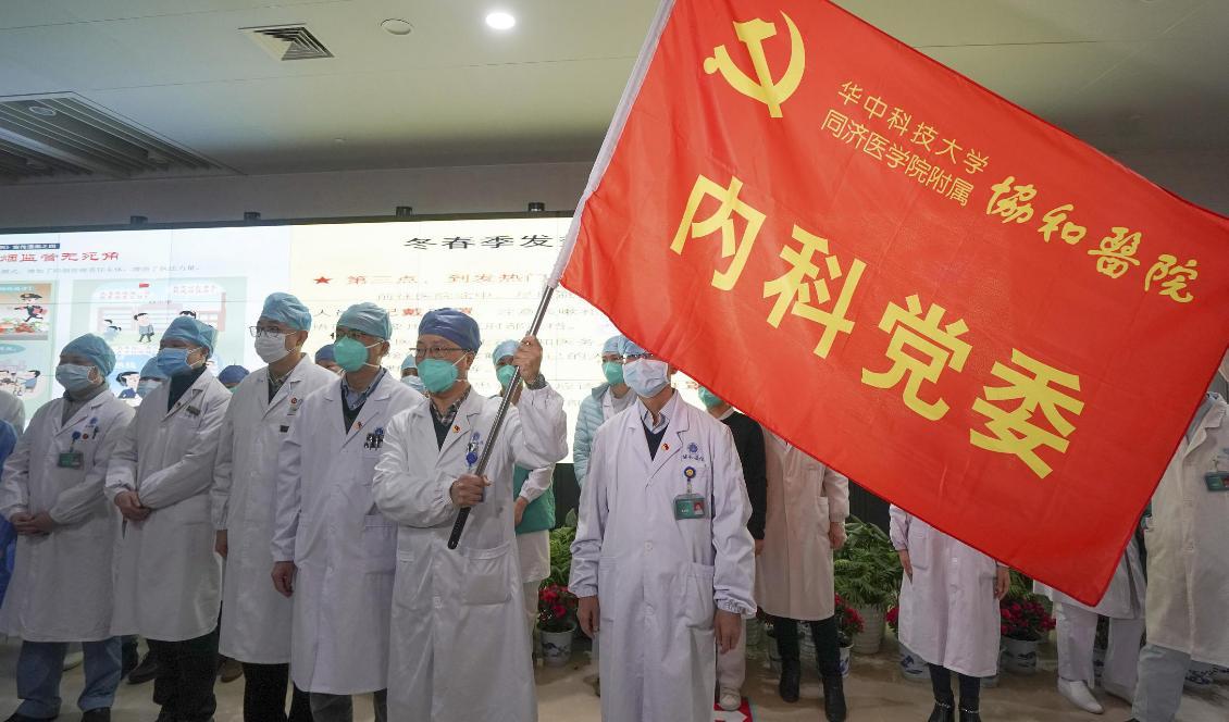 Anställda vid sjukhus och universitet i Wuhan i Kina samlas för att bilda en gemensam front mot coronavirusutbrottet. Foto: Cheng Min/AP/TT