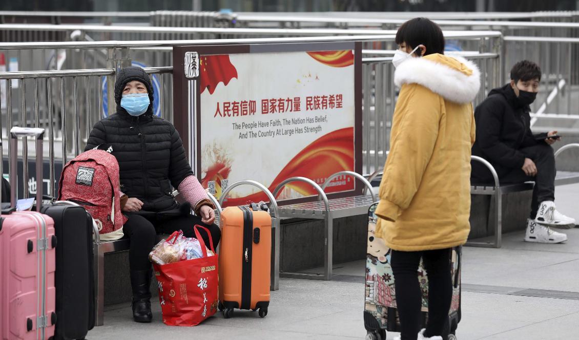 Strandsatta resenärer på tågstationen i Wuhan sedan Kina infört restriktioner på resor till och från staden. Flera länder förhandlar nu med kinesiska myndigheter om att få evakuera sina medborgare. Foto: Chinatopix/AP/TT