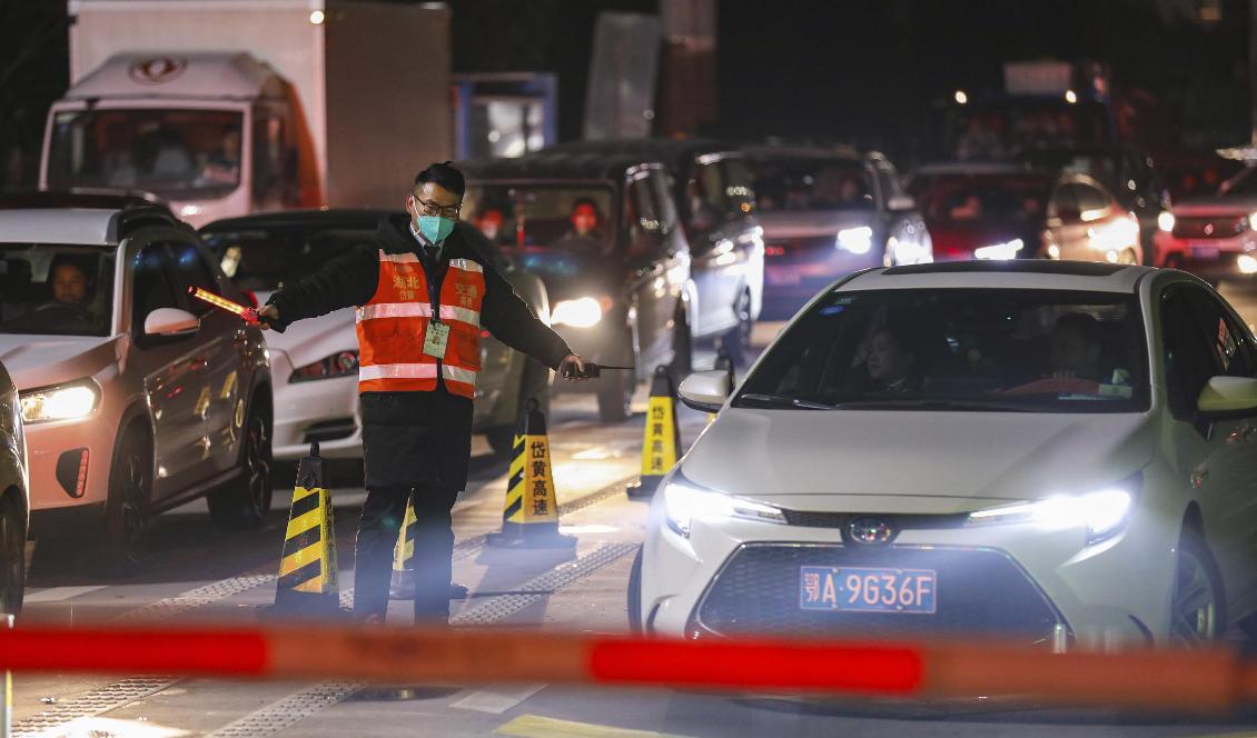 En vägtull i Wuhan, där utbrottet först upptäcktes. Foto: Chinatopix/AP/TT
