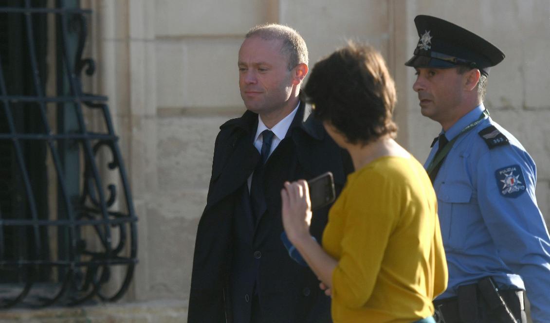 
Maltas premiärminister Joseph Muscat lämnar regeringskansliet i Valletta efter ett möte med EU:s särskilda delegation. Foto: Rene Rossignaud/AP/TT                                                