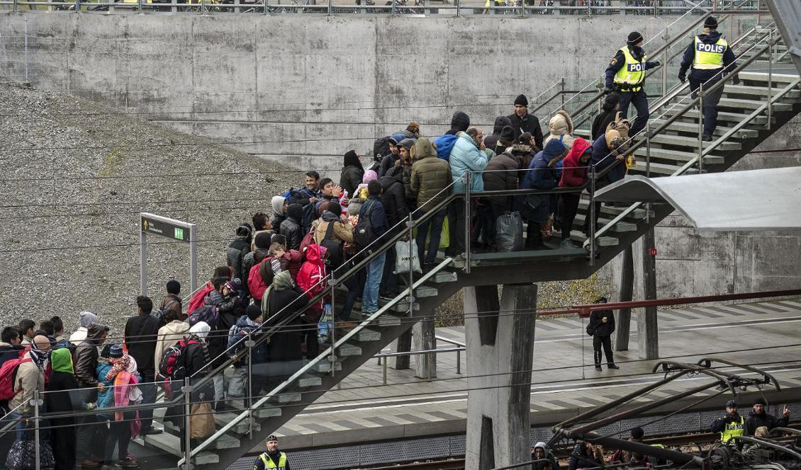 Polis övervakar kön av ankommande flyktingar vid Hyllie station i Malmö hösten 2015. Foto: Johan Nilsson/TT-arkivbild
