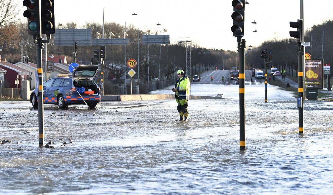 Stora mängder vatten började plötsligt tränga upp ur marken i stadsdelen Blackeberg i Stockholm. Vid 13-tiden på eftermiddagen hade räddningstjänsten avslutat den akuta fasen av arbetet. Foto: Henrik Montgomery/TT
