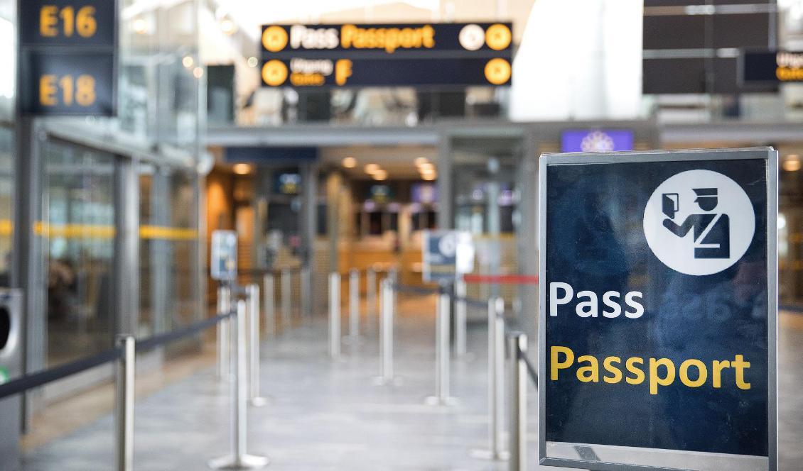 Dataproblem hos polisen har påverkat passkontrollerna vid svenska flygplatser under måndagen. Vid 15-tiden var problemen lösta. Foto: Gorm Kallestad/TT-arkivbild