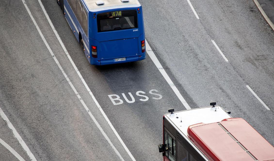 SL i Stockholm fick in över 1 300 anmälningar om busschaufförer som använde mobilen under körning förra året. Foto: Christine Olsson/TT-arkivbild