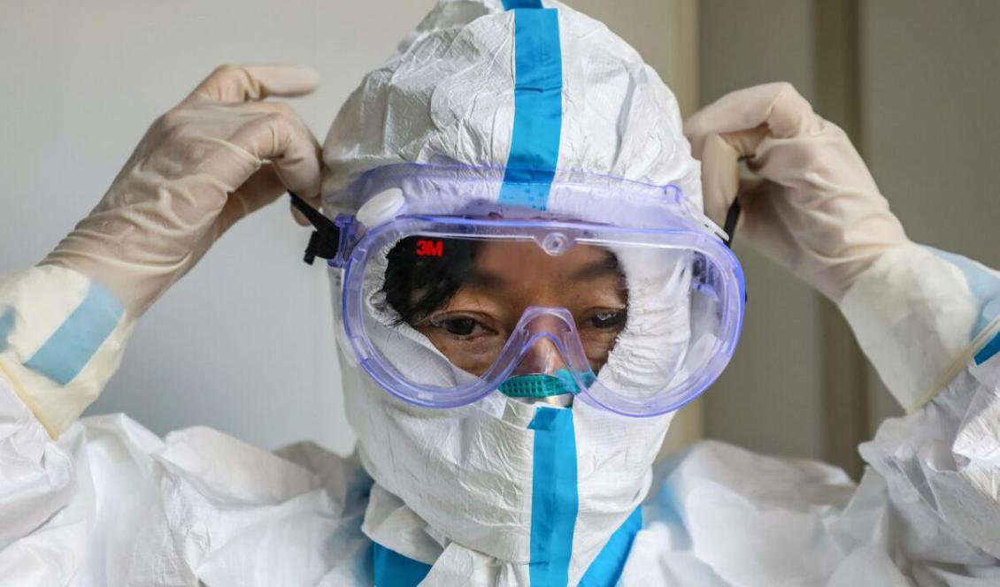



En läkare sätter på skyddsglasögon innan han går in på skyddsavdelningen på ett sjukhus i Wuhan, Kina, den 30 januari 2020. Foto: STR/AFP via Getty Images                                                                                                                                                                                                