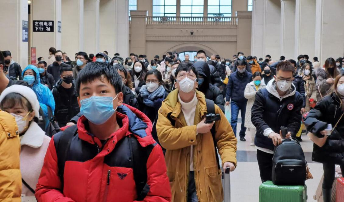 Människor iförda ansiktsmasker väntar vid tågstationen Hankou i Wuhan, Kina, den 22 januari, 2020. Ett nytt infektiöst coronavirus känt som ”2019-nCoV” upptäcktes i Wuhan förra veckan. Foto: Xiaolu Chu/Getty Images