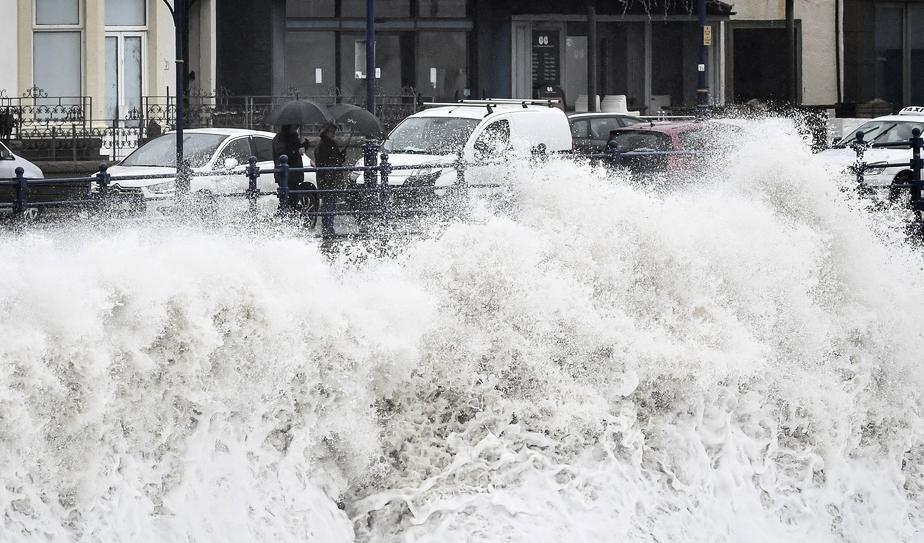 Dennis orsakar kraftiga vågor i hamnen i Porthcawl i Wales. Foto: Ben Birchall/PA/AP/TT