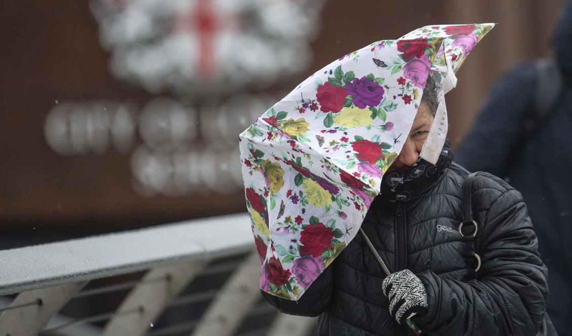 

Ovädret Dennis har nått Sverige. Ovädret har tidigare ställt till med bekymmer på de brittiska öarna. Här en bild från lördagen i London. Foto: Dominic Lipinski/AP/TT                                                                                                