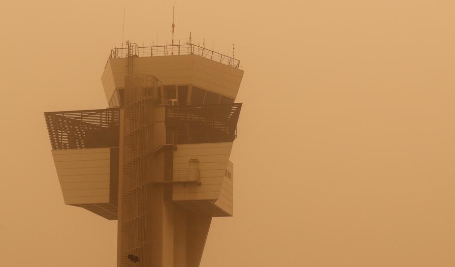 Ett kontrolltorn på den sandstormsdrabbade flygplatsen i Las Palmas. Foto: Borja Suarez/Reuters/TT