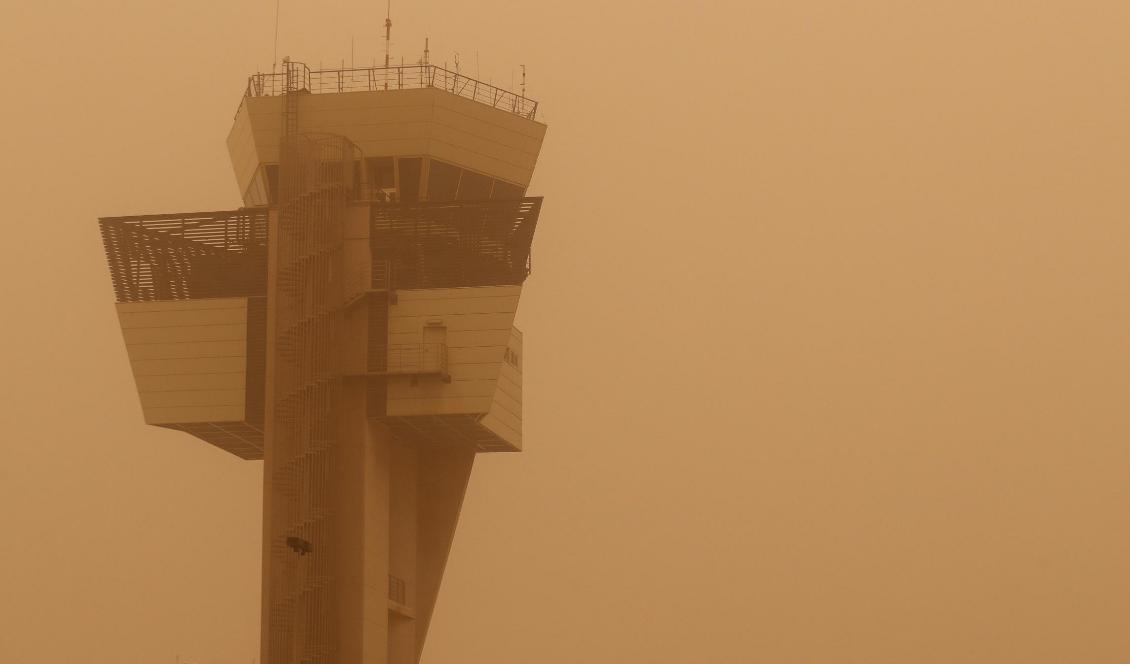 Sandstormen som orsakade stora problem för flygtrafiken drog in från Afrika. Foto: Borja Suarez/Reuters/TT