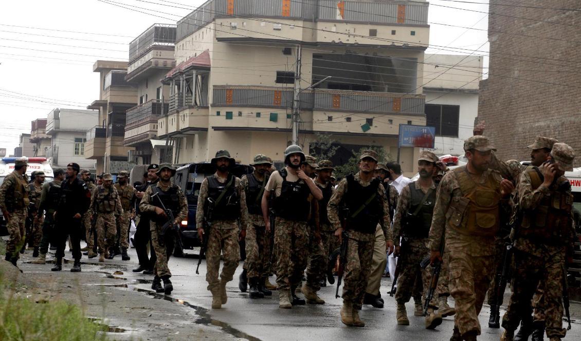 Pakistanska soldater efter en räd mot misstänkta terrorister i den nordvästliga staden Peshawar i fjol. Foto: Muhammad Sajjad-arkivbild