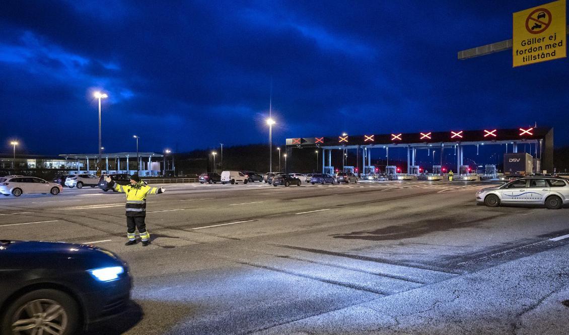 
Trafiken leds av vid betalstationen på Lernacken efter att Öresundsbron stängt på tisdagskvällen på grund av stormbyar. Under kvällen öppnades bron igen, men med rekommendationen att inte köra vindkänsliga fordon över den. Foto: Johan Nilsson/TT                                                