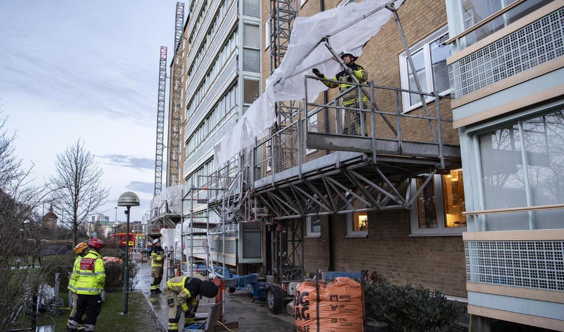 Räddningstjänsten på plats för att säkra upp en byggnadsställning på Annebergsgatan i Malmö på lördagen. Foto: Johan Nilsson/TT