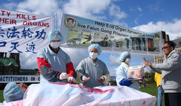 En iscensättning av organstöld i Kina på Falun Gong-utövare, under en manifestation i Ottawa, Kanada, 2008. Foto: Epoch Times