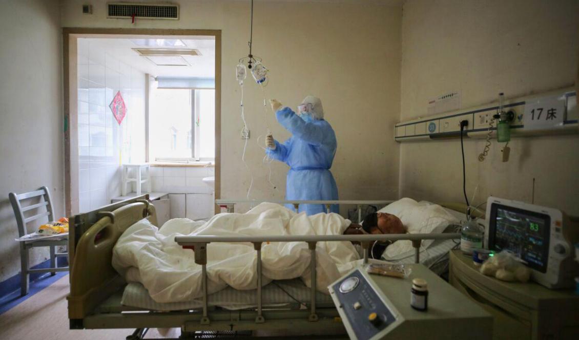 






Vårdpersonal tar hand om en patient som har covid-19, på Red Cross Hospital i Wuhan, Kina, den 11 mars 2020. Foto: STR/AFP via Getty Images                                                                                                                                                                                                                                                                                                                                                