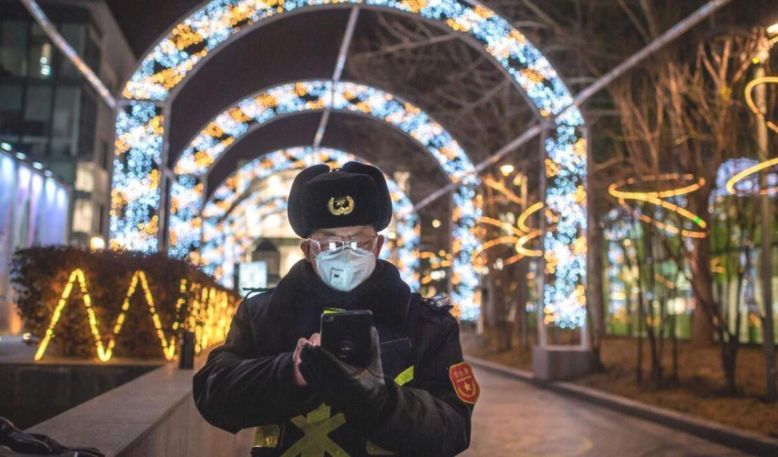 






En säkerhetsvakt läser på sin mobiltelefon under sitt arbete i en nästan tom galleria i Peking, den 27 februari, 2020. Foto: Nicolas Asfouri/AFP via Getty Images                                                                                                                                                                                                                                                                                                                                                