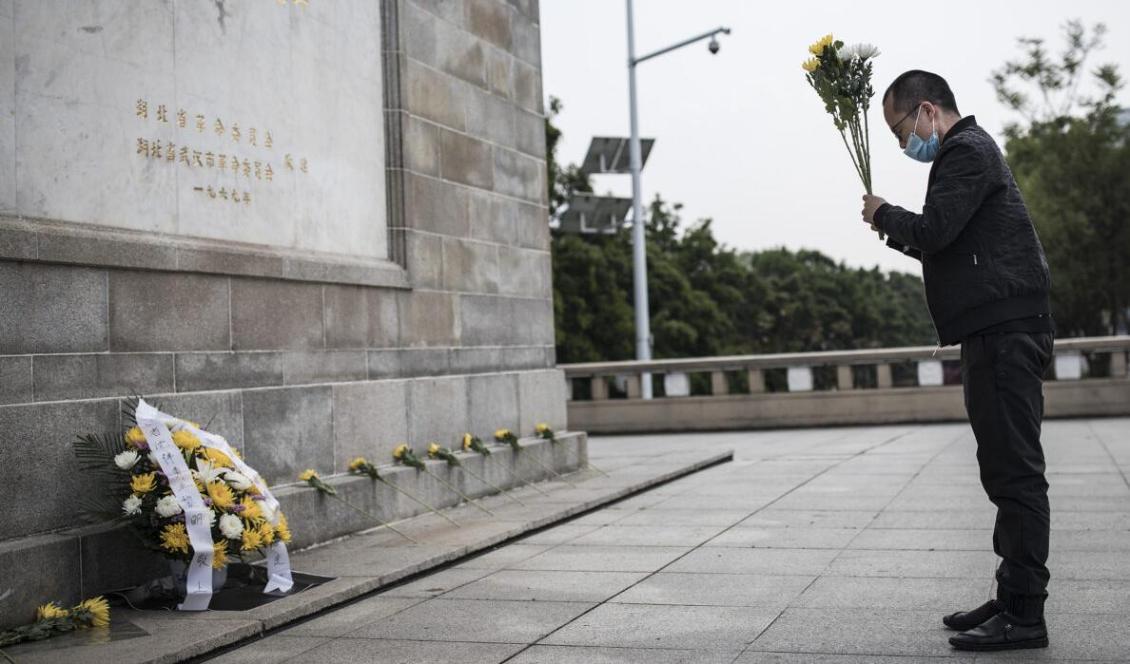 




En kinesisk man i Wuhan lämnar blommor för att hedra alla de offer som dött till följd av virusutbrottet i Wuhan och Kina. Wuhan, Kina den 4 april 2020. Foto: Getty Images
                                                                                                                                                                                                                                                