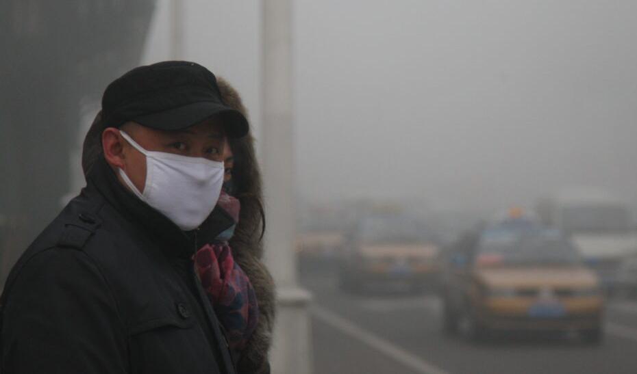 
En man och en kvinna på en gata i staden Harbin i nordöstra Kina den 3 december 2013. Foto: Getty Images
                                                