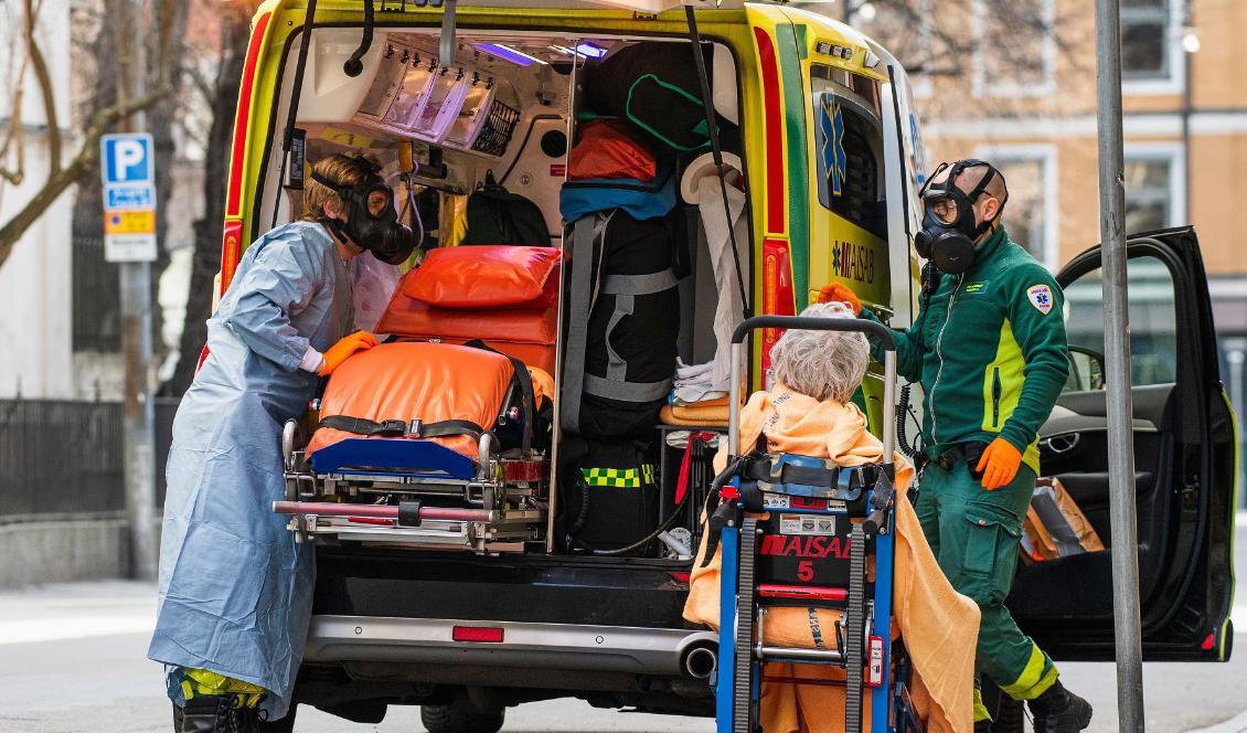 
Sjukvårdspersonal hjälper till att transportera en patient den 6 april 2020 i Stockholm. Foto: Jonathan Nackstrand/AFP via Getty Images                                                