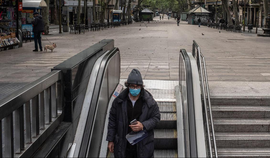 
En man har på sig en ansiktsmask i El Prat del Llobregat i Katalonien i Spanien den 23 april 2020. Foto: David Ramos/Getty Images                                                