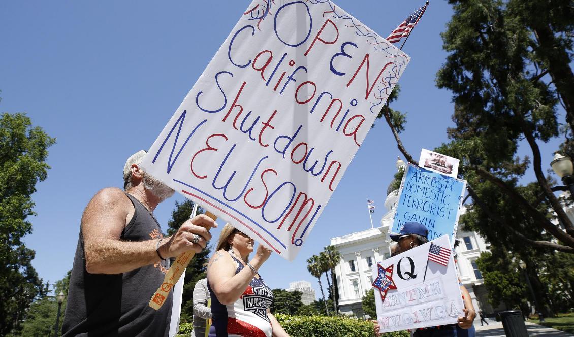 Demonstranter i Sacramento krävde på fredagen ett slut på karantänreglerna i Kalifornien. Foto: Rich Pedroncelli/AP/TT