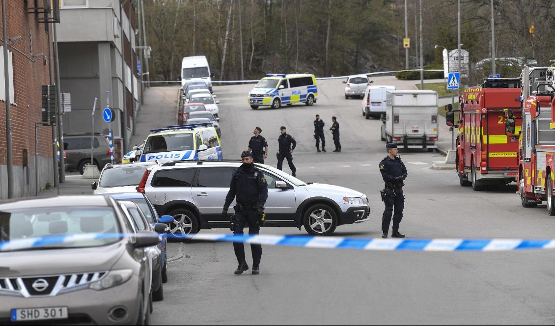 Polisen är på plats i Vinsta i nordvästra Stockholm efter en skottlossning, där två personer skadats allvarligt. En av de skadade bedöms vara gärningsmannen. Foto: Fredrik Sandberg/TT