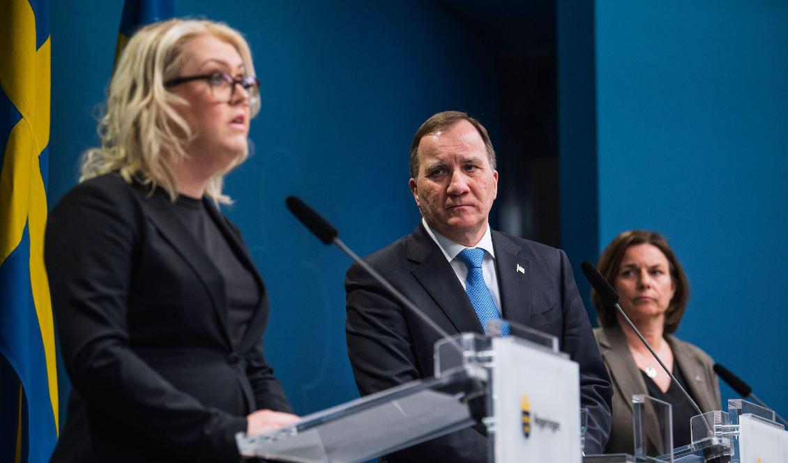 Socialminister Lena Hallengren talar på en gemensam presskonferens med Sveriges premiärminister Stefan Lofven och vice premiärminister Isabella Lövin om situationen för det nya coronavirus COVID-19 vid regeringens huvudkontor i Stockholm. Foto: JONATHAN NACKSTRAND / AFP via Getty Images